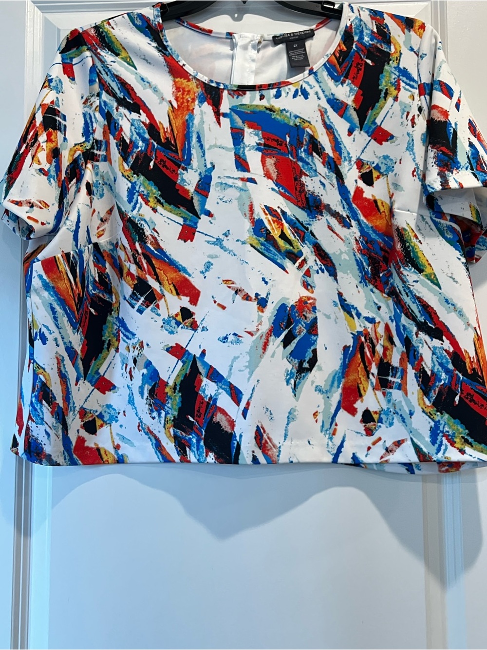 Chelsea & Theodore White Multicolor Abstract Short Sleeve Top With Back Zipper.